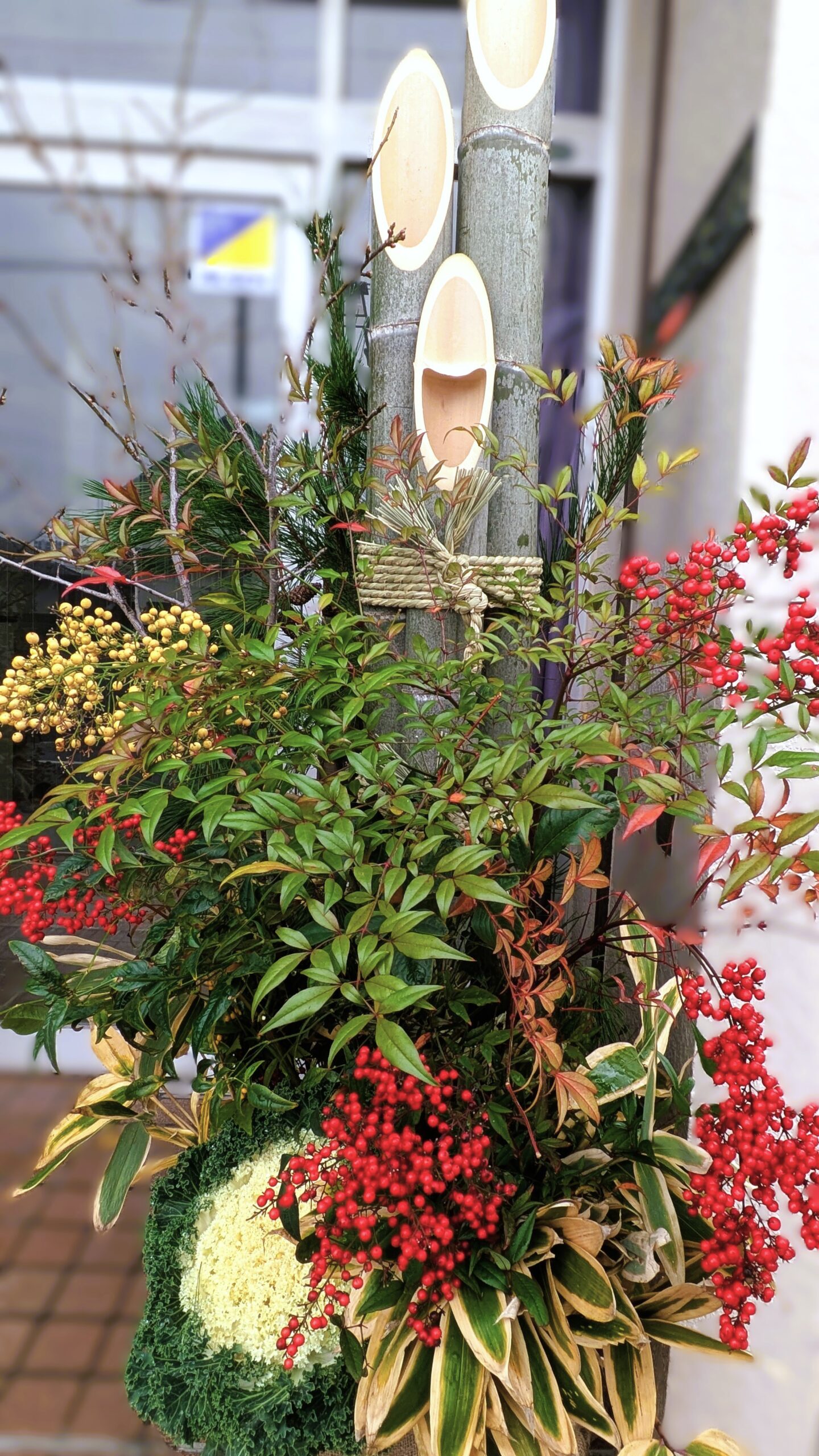 税理士法人スマッシュ経営の知立本社の玄関にある2つの門松の1つがクローズアップされている写真